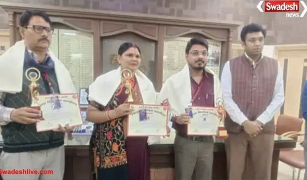 आगरा के बेस्ट थ्री BLO को सम्मान: SIR का 100% काम समय से पहले पूरा करने पर डीएम ने किया सम्मानित