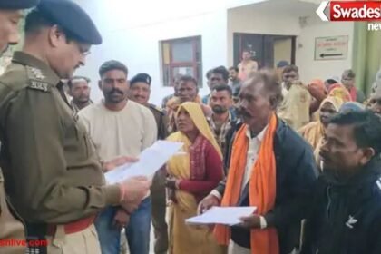 ग्वालियर: बीजकपुर गांव के लोगों ने घेरा एसपी ऑफिस,रात में झोंपड़ी जलाने व धमकाने का आरोप