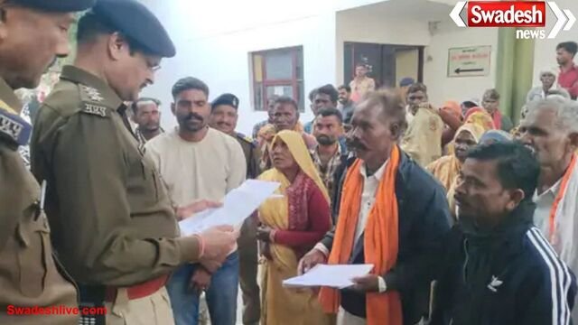 ग्वालियर: बीजकपुर गांव के लोगों ने घेरा एसपी ऑफिस,रात में झोंपड़ी जलाने व धमकाने का आरोप