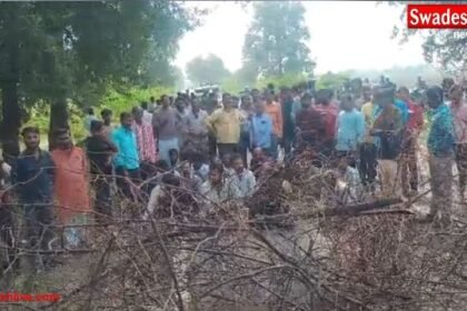 कोंच में किसानों का हंगामा, खेतों से पानी निकासी न होने पर सड़क पर लगाया जाम