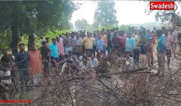 कोंच में किसानों का हंगामा, खेतों से पानी निकासी न होने पर सड़क पर लगाया जाम