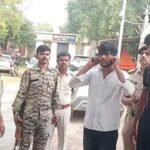 कट्टा लहराकर दहशत फैलाने वाले दो बदमाश गिरफ्तार, नगर में निकला जुलूस