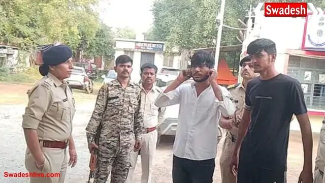 कट्टा लहराकर दहशत फैलाने वाले दो बदमाश गिरफ्तार, नगर में निकला जुलूस