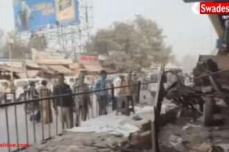 आगरा में रामबाग पुल के नीचे बनी दुकानों पर चला बुलडोजर, नगर निगम की बड़ी कार्रवाई