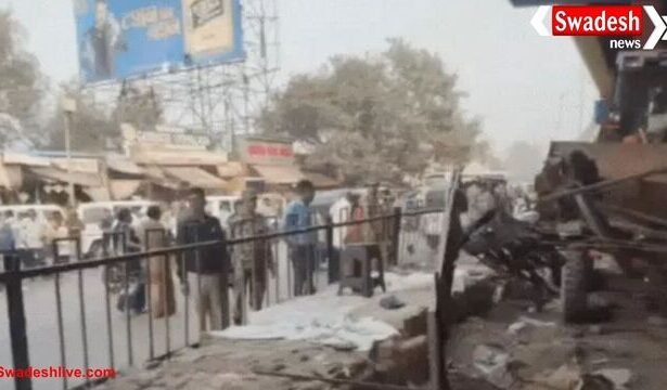 आगरा में रामबाग पुल के नीचे बनी दुकानों पर चला बुलडोजर, नगर निगम की बड़ी कार्रवाई