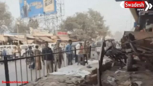 आगरा में रामबाग पुल के नीचे बनी दुकानों पर चला बुलडोजर, नगर निगम की बड़ी कार्रवाई