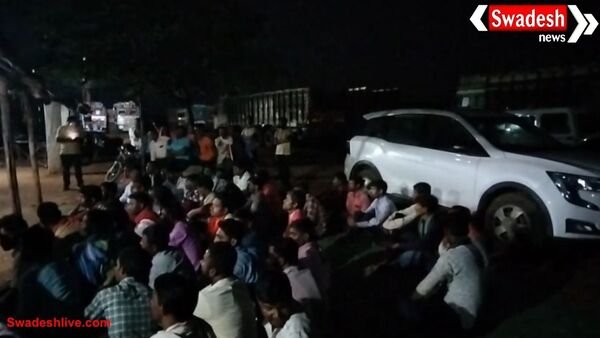 कुंडेल धान संग्रहण केंद्र के कर्मचारियों का प्रदर्शन जारी: एक साल से नहीं मिला पीएफ, ठेकेदार पर शोषण का आरोप