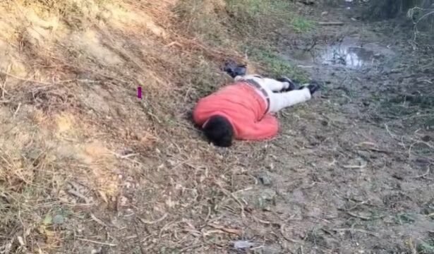 Firozabad: Dead body of a youth found in a roadside ditch in Kheria Khurd.