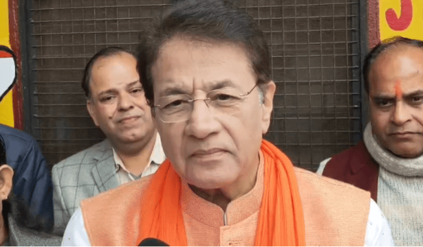 HAPUR: MP Arun Govil reached Hapur, distributed blankets to the poor in view of the cold.