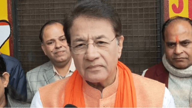 HAPUR: MP Arun Govil reached Hapur, distributed blankets to the poor in view of the cold.