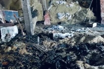 Unnao: Massive fire in Rathore Traders' factory, machines and hundreds of sacks of Laiya burnt to ashes.
