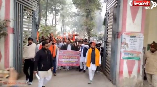 MURADABAD: VHP-Bajrang Dal protest against Hindu persecution in Bangladesh