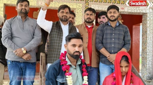 A panchayat arranged the marriage of a couple in Agra, and after the consent of their families, they became one.