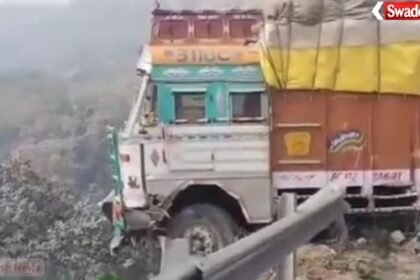 Accident averted in Sonbhadra: High-speed truck hits mountain, driver injured