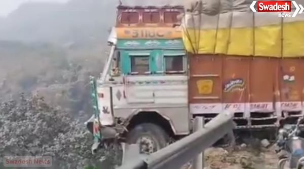 Accident averted in Sonbhadra: High-speed truck hits mountain, driver injured