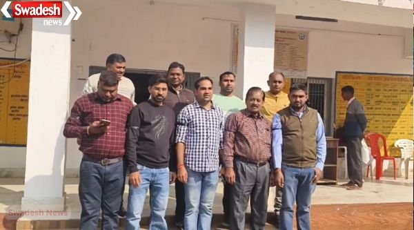 Firozabad: Secretaries launch agitation against online attendance and non-departmental work