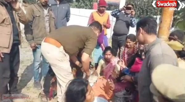JHANSI: Elderly man's health deteriorates in SSP office, constable saves his life by administering CPR