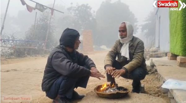 Agra: Dense fog engulfs Taj city Agra, disrupting normal life