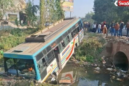 Major accident in Bijnor: A speeding bus full of passengers lost control and overturned.