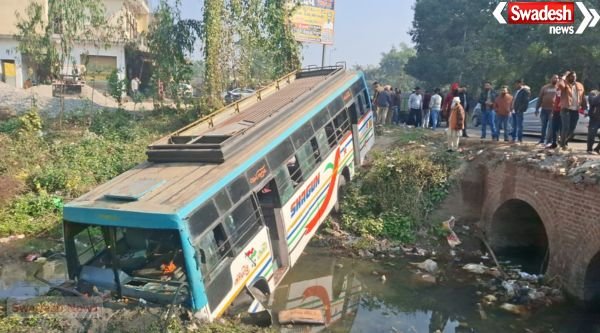 Major accident in Bijnor: A speeding bus full of passengers lost control and overturned.