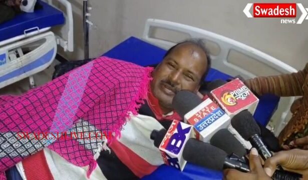 Jhansi: Ape and Eeco cars collided head-on on Mauranipur-Garautha road.