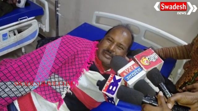 Jhansi: Ape and Eeco cars collided head-on on Mauranipur-Garautha road.