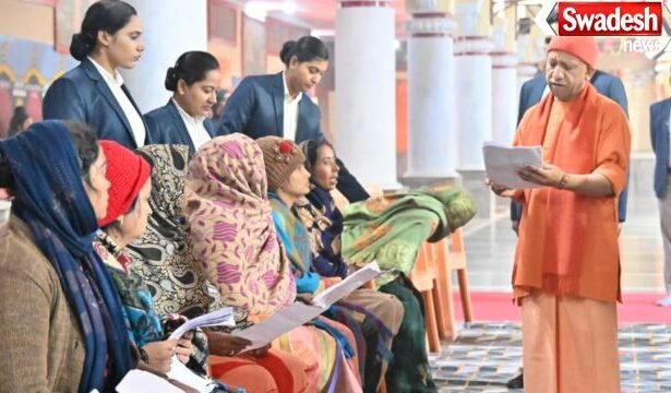 गोरखपुर: मुख्यमंत्री योगी आदित्यनाथ ने जनता दर्शन में सुनी समस्याएँ, अधिकारियों को शीघ्र निपटान के दिए निर्देश