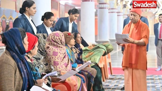 गोरखपुर: मुख्यमंत्री योगी आदित्यनाथ ने जनता दर्शन में सुनी समस्याएँ, अधिकारियों को शीघ्र निपटान के दिए निर्देश