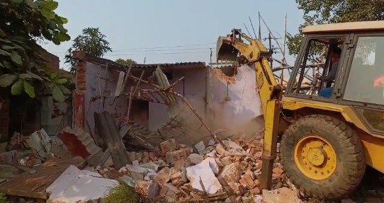 bhilai-firing-bulldozer-action-karn-saw-encroachment