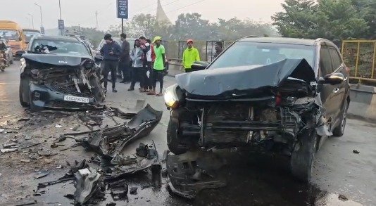 raipur-mowa-overbridge-speed-accident-kia-sonet-creta-3-injured