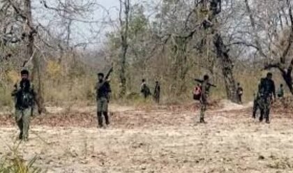 balaghat-mein-10-naxali-surrender-77-lakh-ke-inami-kabir-ne-dala-hathiyar