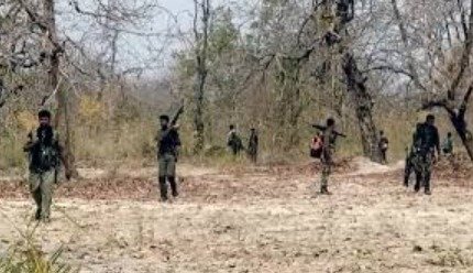 balaghat-mein-10-naxali-surrender-77-lakh-ke-inami-kabir-ne-dala-hathiyar