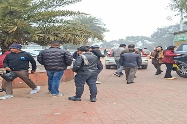 Agra: Guides at Taj Mahal western parking lot are playing a commission game