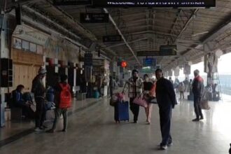 agra news dense-fog-cold-wave-rail-traffic-affected