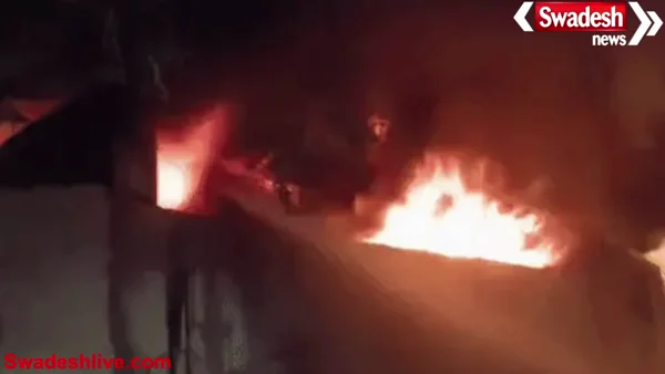 आगरा में रबड़ गोदाम में भीषण आग, दो घंटे की मशक्कत के बाद पाया गया काबू