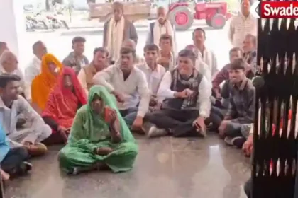Farmers sit on protest outside Tehsil office due to non-availability of canal water