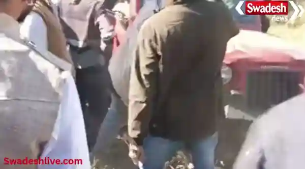 Sehore: Four people injured, two critically injured after a speeding Thar collided with another car at Jhagaria intersection.