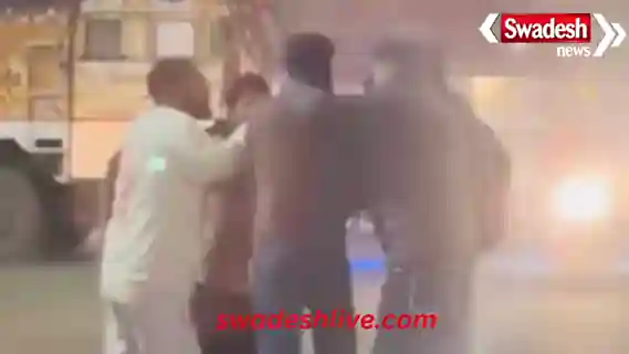 jhansi-elite-chowraha-late-night-fight-video-viral