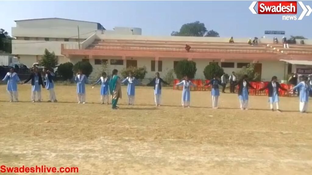 A 30-km-long human chain was formed in Farrukhabad on the occasion of Geeta Jayanti.