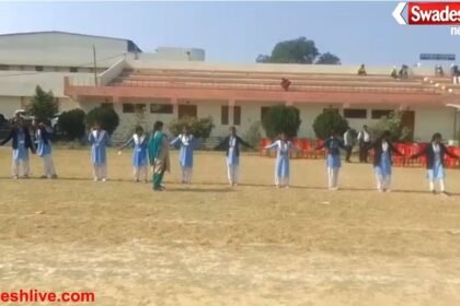 A 30-km-long human chain was formed in Farrukhabad on the occasion of Geeta Jayanti.