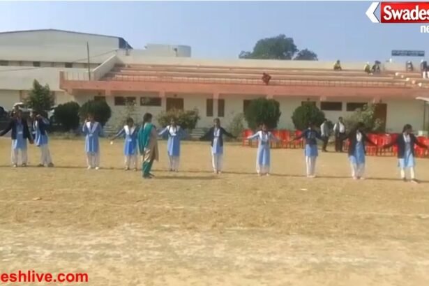A 30-km-long human chain was formed in Farrukhabad on the occasion of Geeta Jayanti.