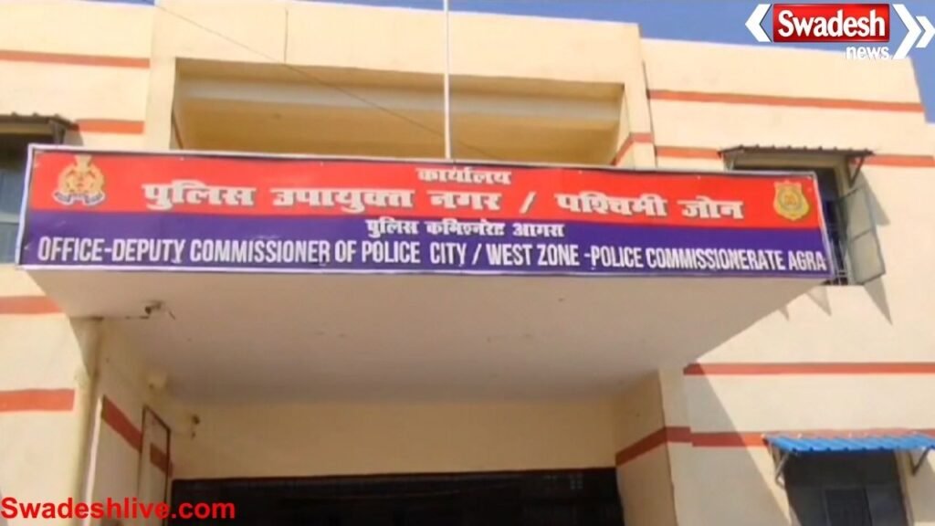 Doctor robbed late night in Agra; miscreants stopped his car and snatched his gold chain.