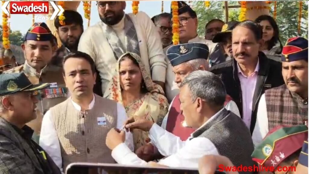 Union Minister of State Jayant Chaudhary reached Hapur and unveiled the statue of Kargil martyr Satpal Singh.