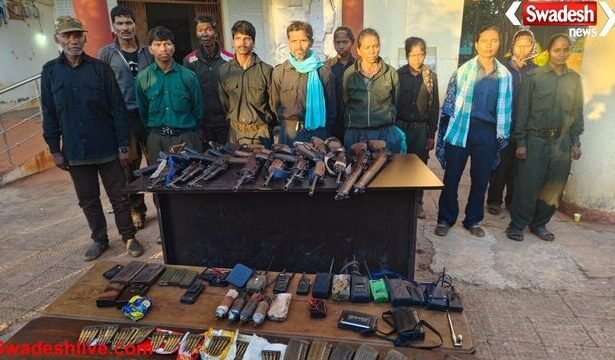खैरागढ़ में नक्सलवाद पर बड़ी चोट, CPI (माओवादी) के 12 कैडरों ने हथियारों समेत किया सरेंडर