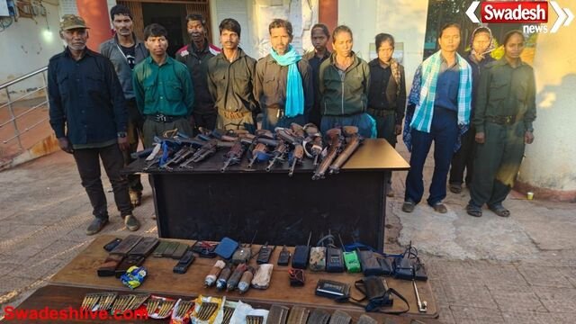 खैरागढ़ में नक्सलवाद पर बड़ी चोट, CPI (माओवादी) के 12 कैडरों ने हथियारों समेत किया सरेंडर