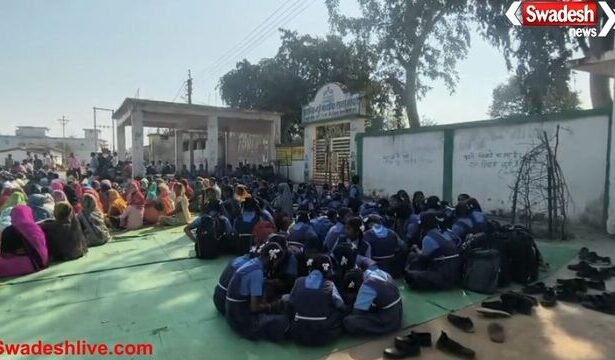बालोद: शिक्षकों की मांग को लेकर पालकों ने स्कूल में जड़ा ताला