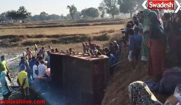सरगुजा : खरसुरा पुलिया से नीचे गिरा ट्रैक्टर, 2 गंभीर घायल, 35 लोग थे सवार
