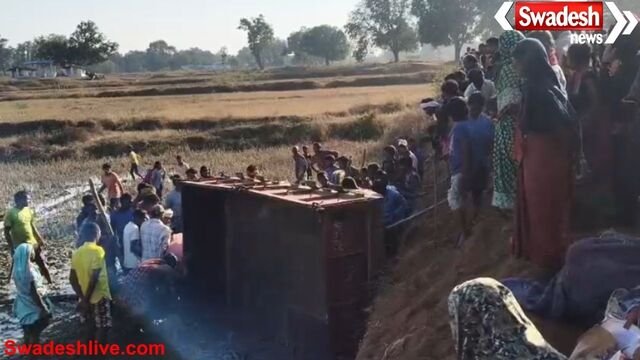 सरगुजा : खरसुरा पुलिया से नीचे गिरा ट्रैक्टर, 2 गंभीर घायल, 35 लोग थे सवार