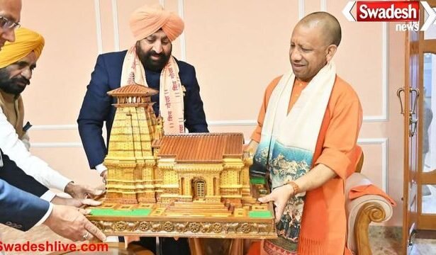 गोरखनाथ मंदिर पहुंचे उत्तराखंड के राज्यपाल, सीएम योगी ने किया भव्य स्वागत