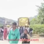 tikamgarh-fertilizer-loot-farmers-seized-fertilizer-truck